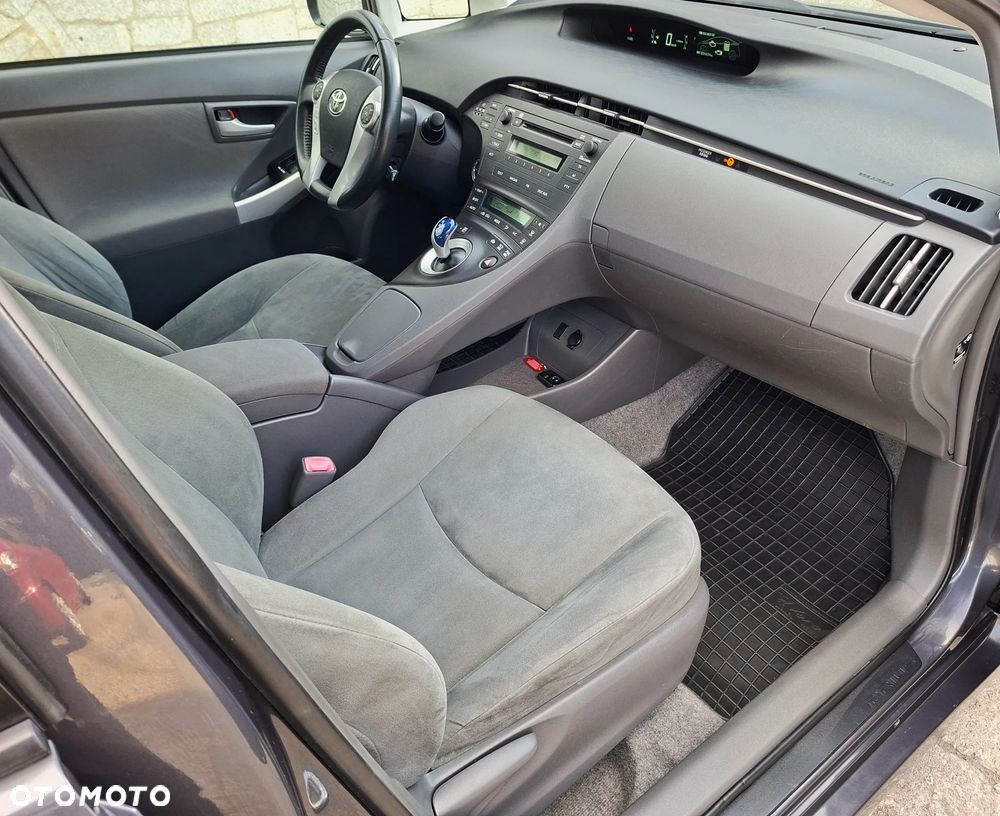 Toyota Prius (Hybrid) Life - 9