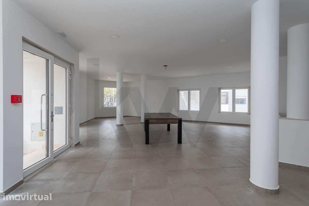Espaço Comercial com Montra Excepcional e 2 Pisos em Queijas - Grande imagem: 4/24