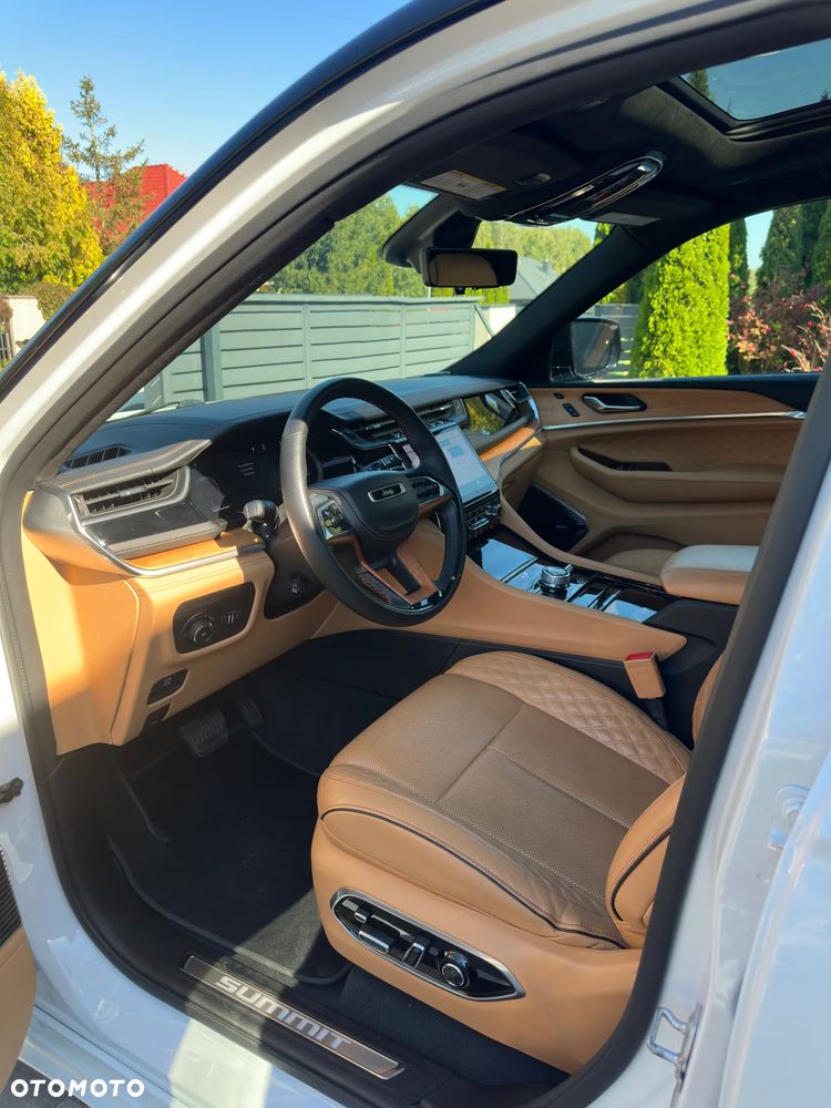 Jeep Grand Cherokee - 28