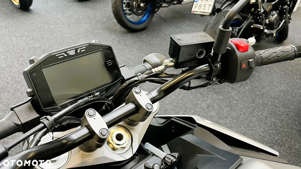 Suzuki GSX - 33