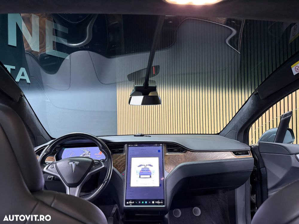 Tesla Model X - 23