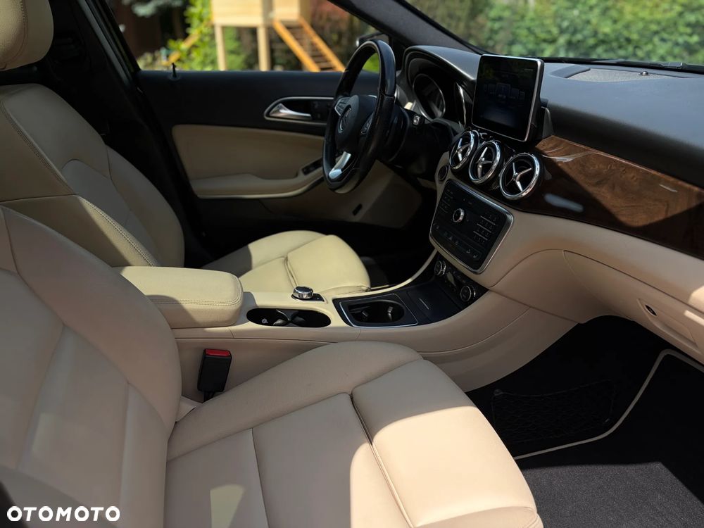 Mercedes-Benz GLA 250 4Matic 7G-DCT Urban - 20