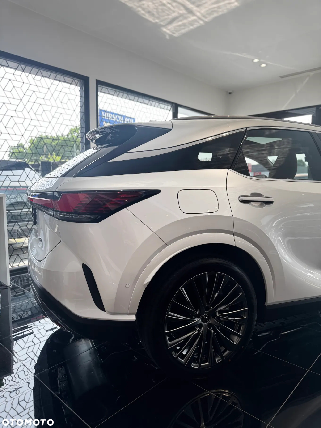 Lexus RX 450h+ Omotenashi - 8
