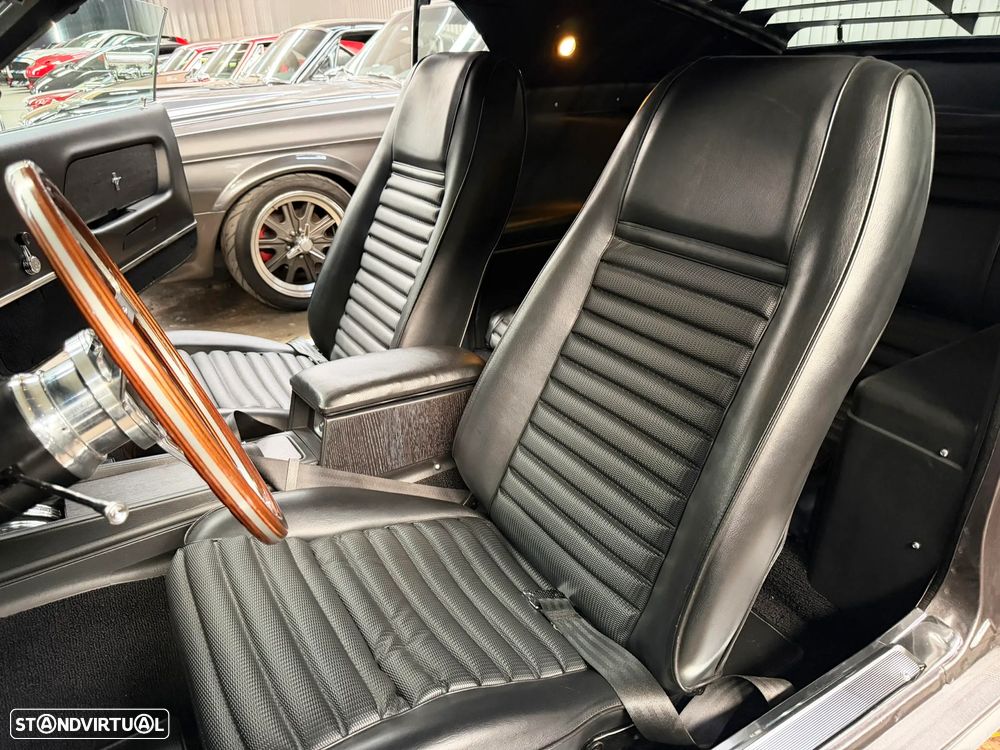 Ford Mustang - 25
