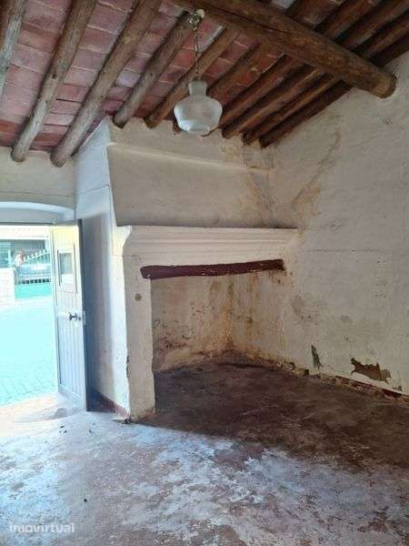 Moradia com quintal para recuperar - Grande imagem: 2/12