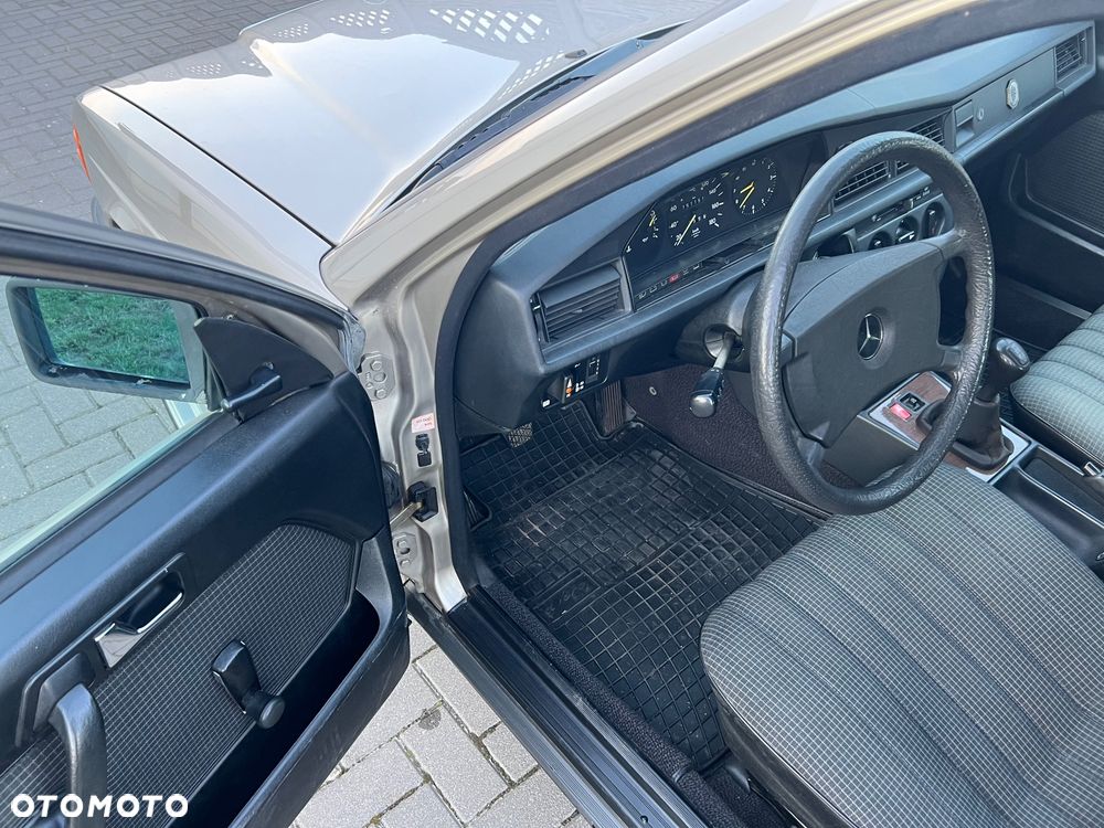 Mercedes-Benz W201 (190) - 21