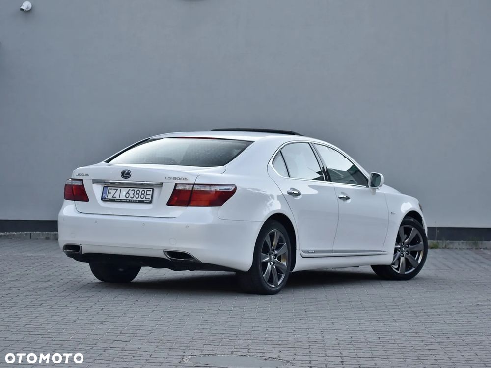 Lexus LS 600h Superior - 11