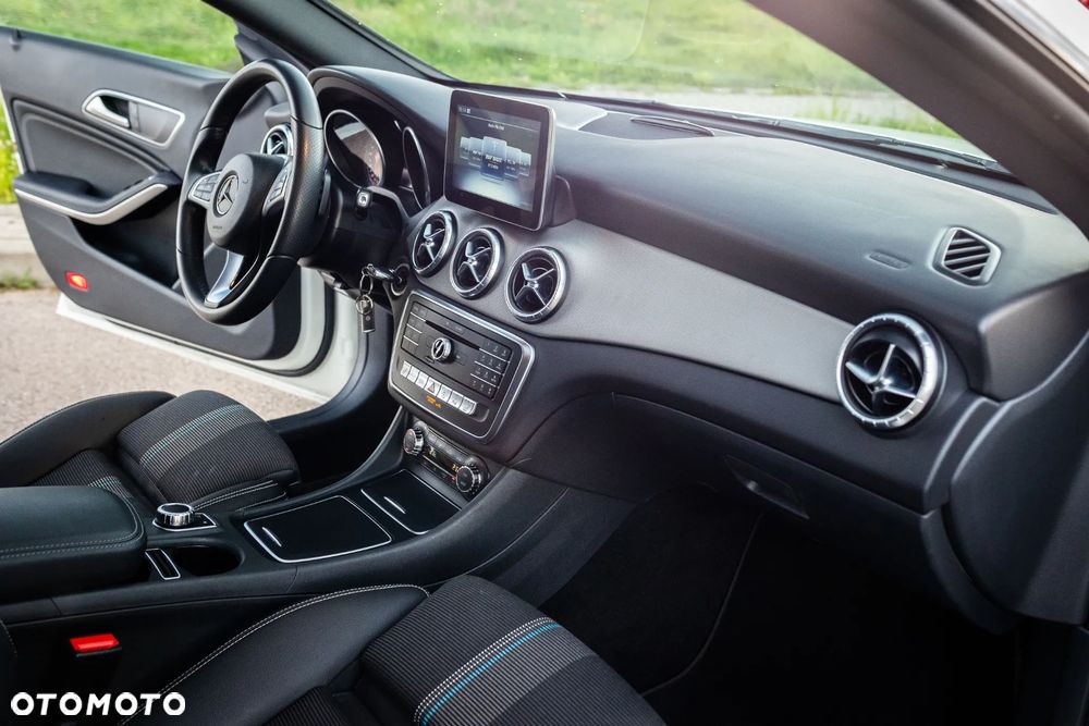 Mercedes-Benz CLA Shooting Brake 200 7G-DCT - 10