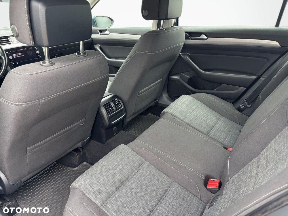 Volkswagen Passat - 13