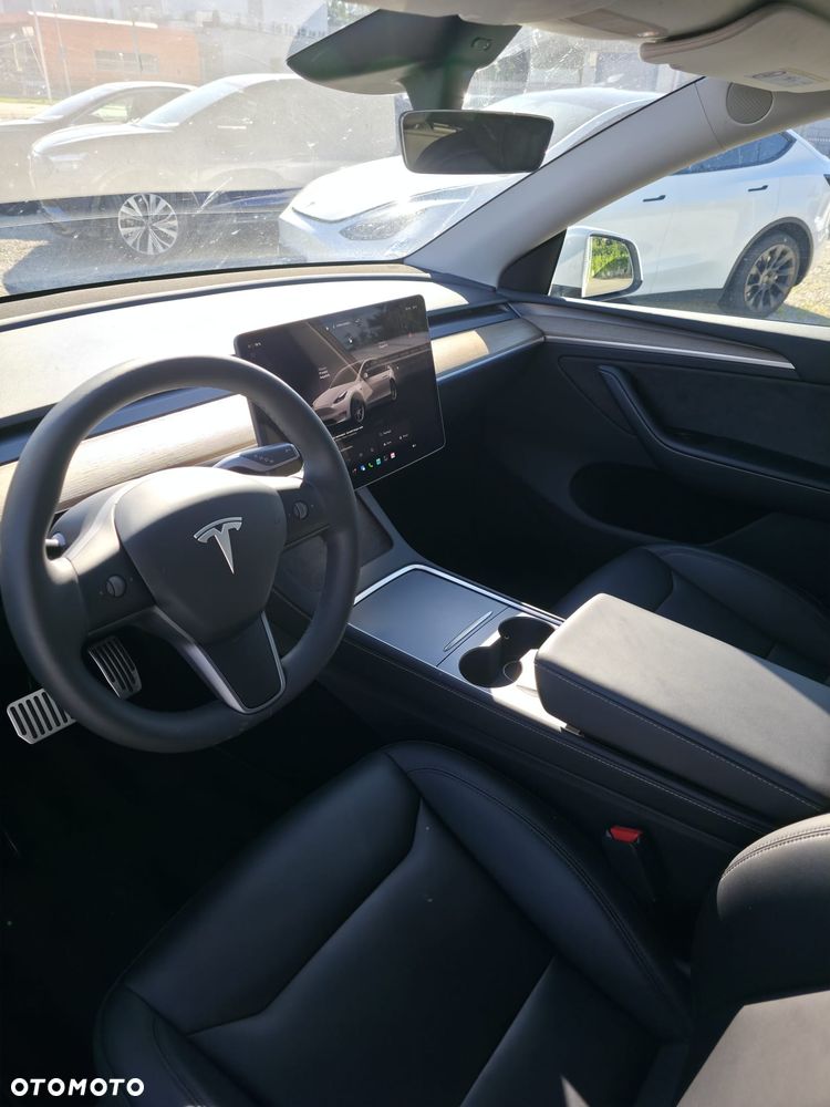 Tesla Model Y - 10