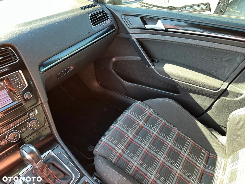 Volkswagen Golf - 16