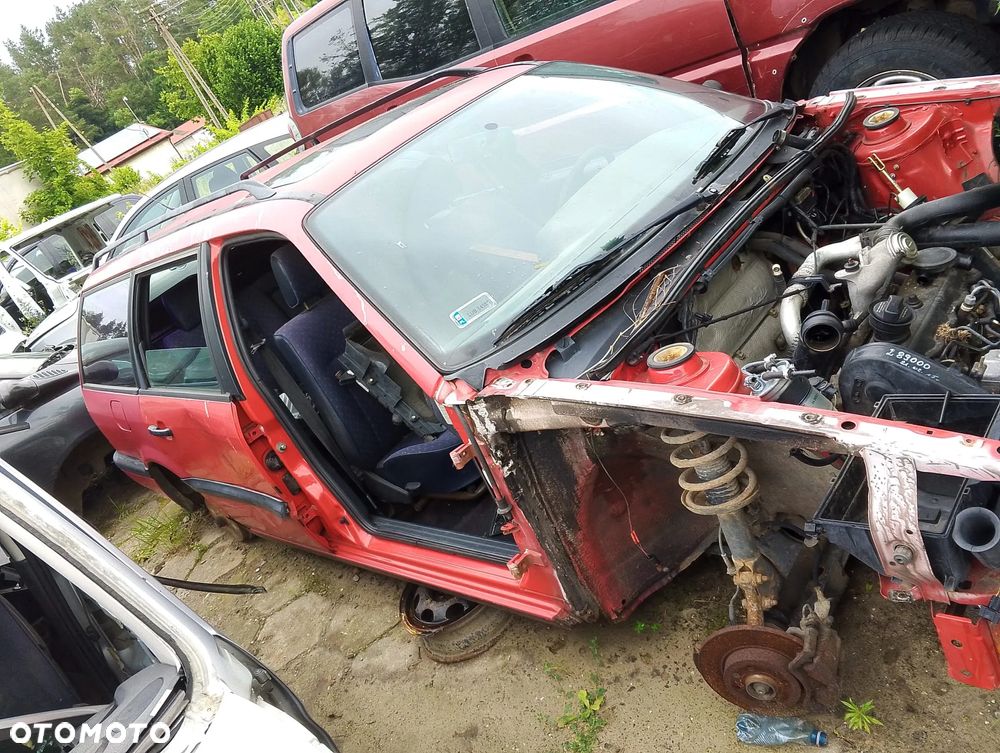 Volkswagen Passat B4 (93-97r.) 1.9TDI 89KM. Silnik 1Z Skrzynia CTN lakier LY3D . Cały na części. GWARANCJA !!! Przód Tył Zestaw Komplet Drzwi Klapa Zderzak Błotnik Maska Grill Atrapa Szyba Pas Lampa Lusterko Boczki Fotel Kanapa Kokpit Deska Rozdzielcza Przełącznik Włącznik Sterownik Przewody Wiązka Instalacja Moduł Komputer Czujnik Listwa Pompa Alternator Wtryski Głowica Rozrusznik Kompresor Sprzęgło Dwumas Silnik Skrzynia ABS Klimatyzacji Paliwa Wspomagania Kolektor Turbina Przepustnica Zawór Chłodnica Koło Hak Belka Sanki Zawieszenie Mcpherson Półoś Amortyzator Wydech Tłumik Zacisk Most - 4