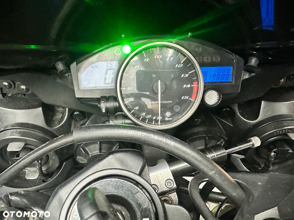 Yamaha R1 - 18