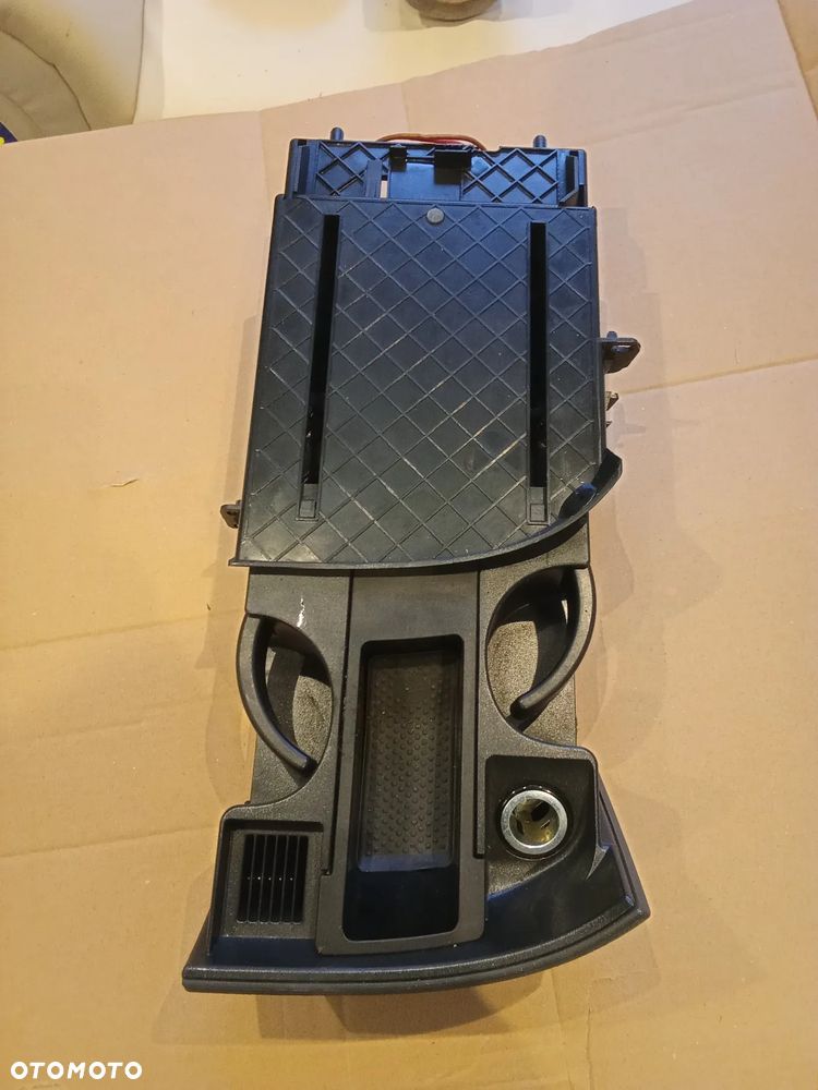 VW T6 uchwyt na kubki z gniazdem 7E5858601 A - 1