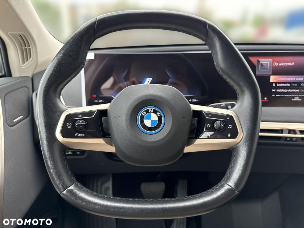 BMW iX - 12