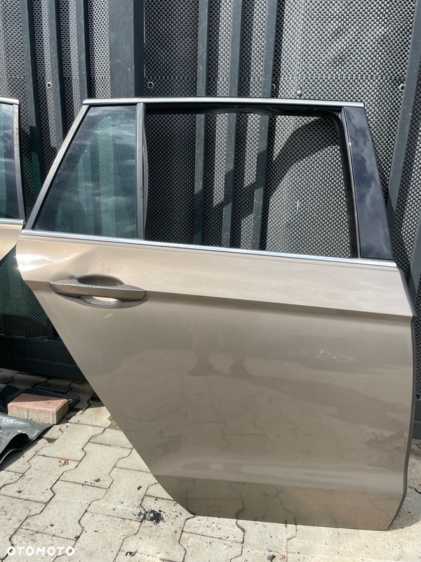Vw GOLF SPORTSVAN drzwi prawy tył LC1Z