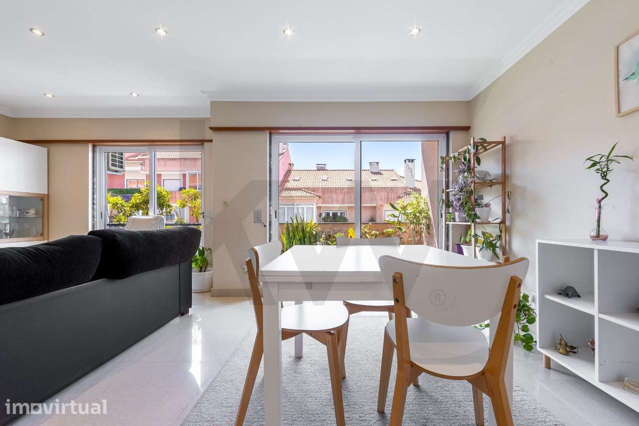 Apartamento T2 com Varanda, Parqueamento e Arrecadação em Tercena - Grande imagem: 2/25
