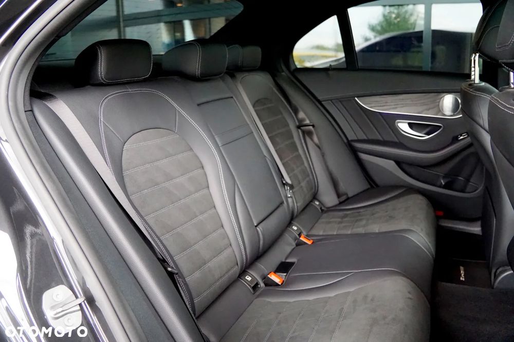 Mercedes-Benz Klasa C 400 4Matic 9G-TRONIC AMG Line - 26