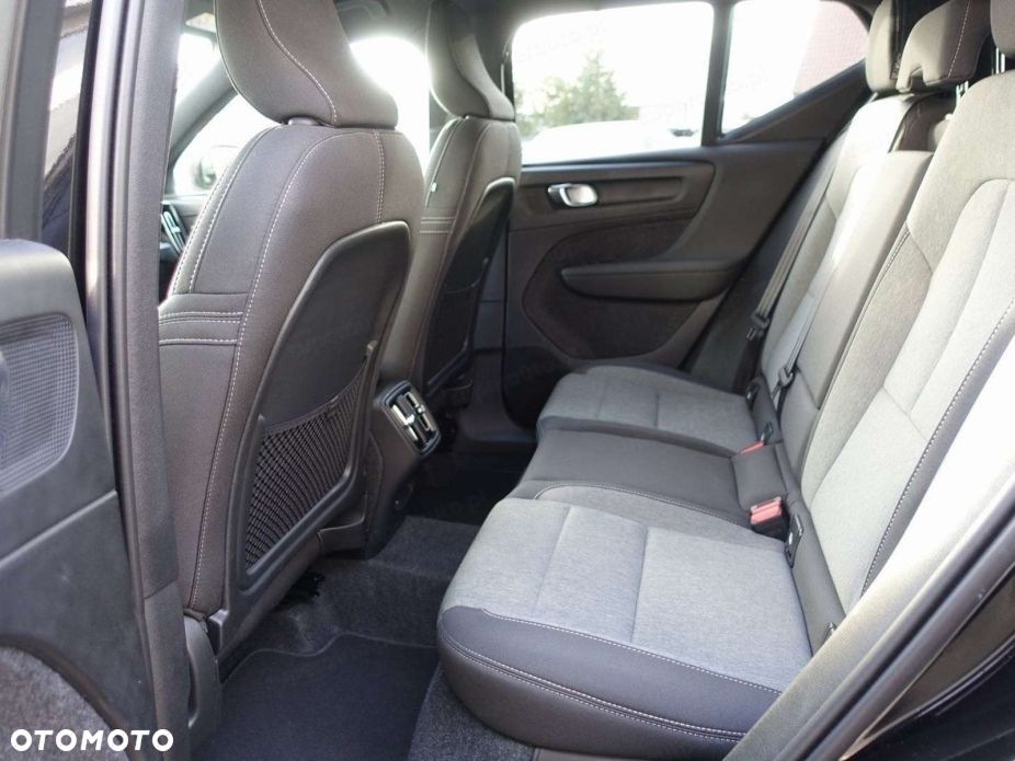 Volvo XC 40 B4 Plus Black Edition - 13