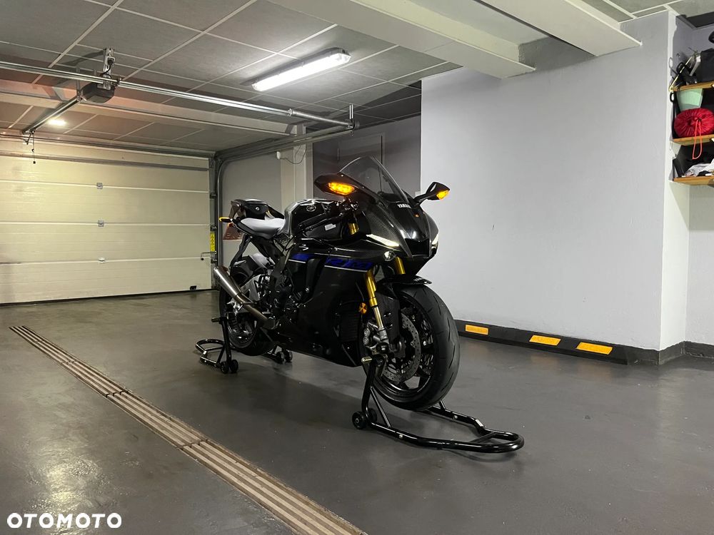 Yamaha R1 - 6