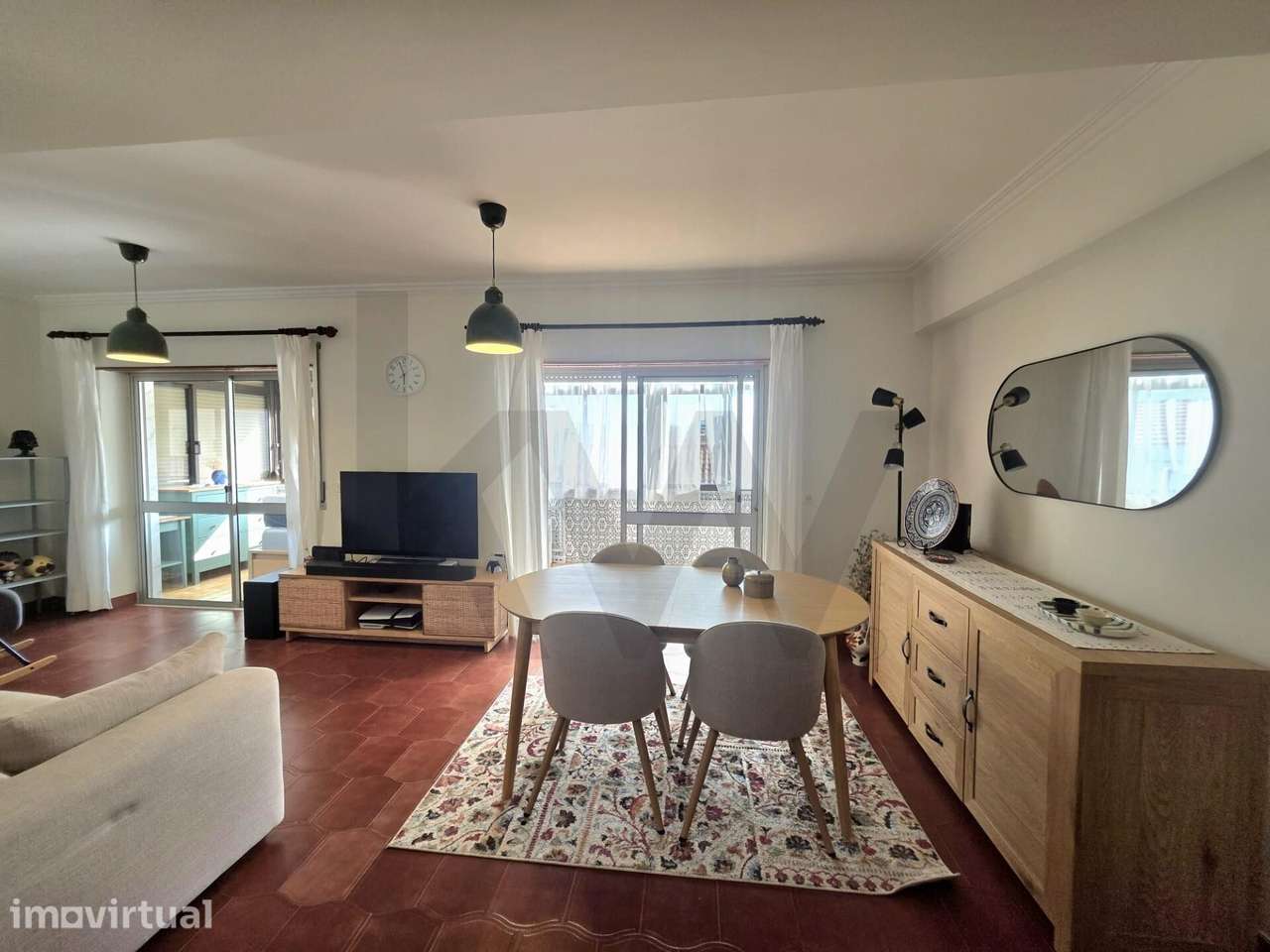 Apartamento T2 com Cozinha Remodelada e Marquises Multiusos na Cova da - Grande imagem: 2/25