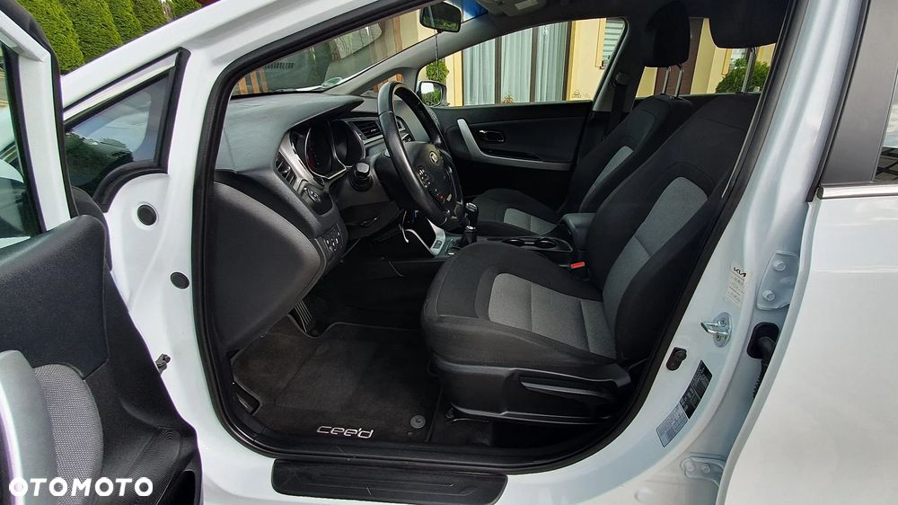 Kia Ceed 1.6 CRDi 136 ISG Platinum Edition - 25