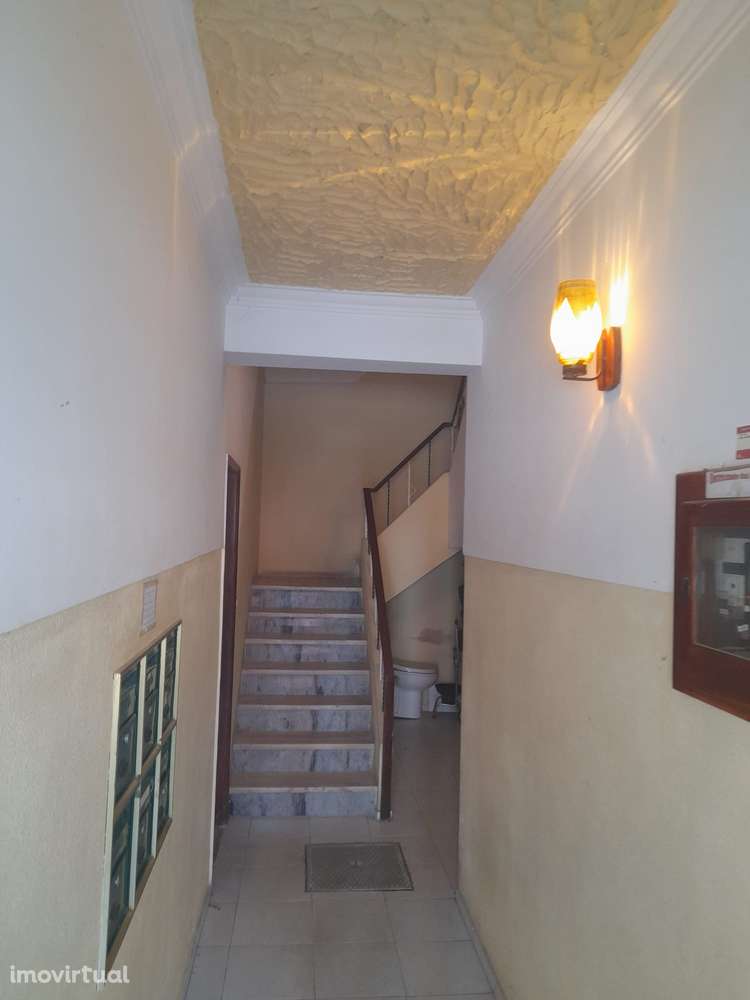 Apartamento T2 com varanda na Baixa da Banheira - Grande imagem: 2/23