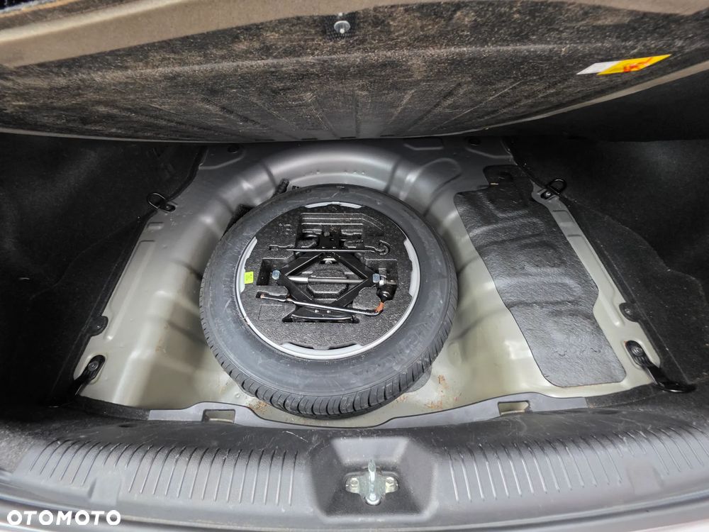 Hyundai Elantra 1.6 Style - 12