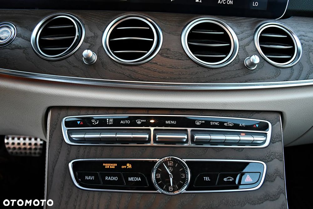 Mercedes-Benz Klasa E 220 d 4-Matic Business Edition 9G-TRONIC - 31