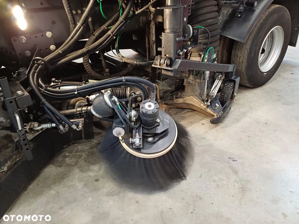 Renault D12 Zamiatarka Zoeller Faun Euro 6 PM10 Szczotki L/R Rok 2017 2 Silniki 2825 MTH - 5