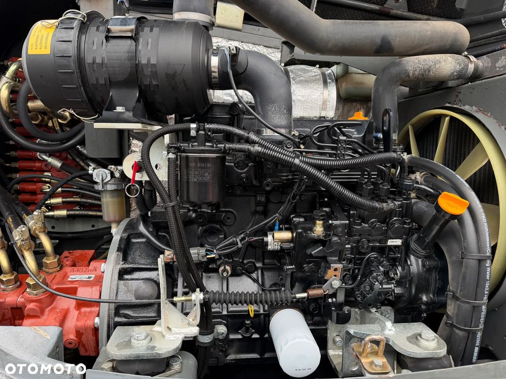 Wacker Neuson 6503 Koparka Kołowa 7ton. Nowe Podwójne Opony z felgami dodatkowe! Niski Przebieg. Maszyna w Bardzo ładnym Stanie. Pochodzi z Komuny Norweskiej. Silnik YANMAR 65KM. Zero luzów wycieków 2 łyżki Okazja. Maszyna pracowała sporadycznie przy lekkich pracach publicznych. Zero zużycia. Dekra 2026r Dokumentacja. Stabilizatory. Zamki na tłokach. 3 sekcje Hydrauliczne. Szybka wolna Jazda. Silnik YANMAR - 7