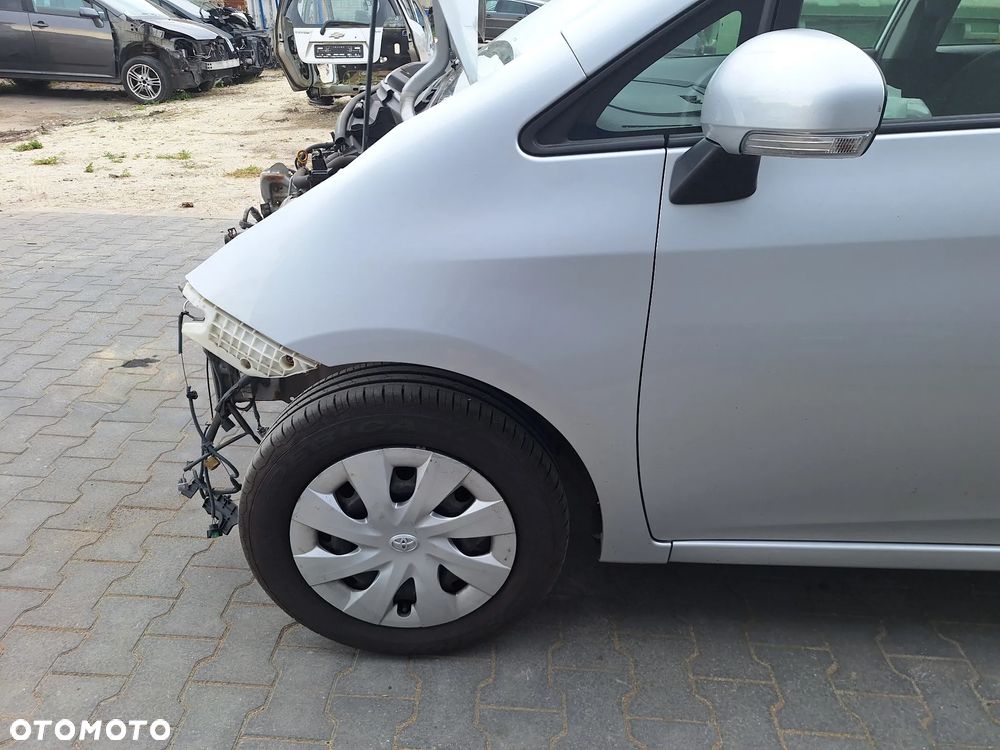 BLOTNIK LEWY PRAWY TOYOTA VERSO S  2011-2015  1F7 - 1
