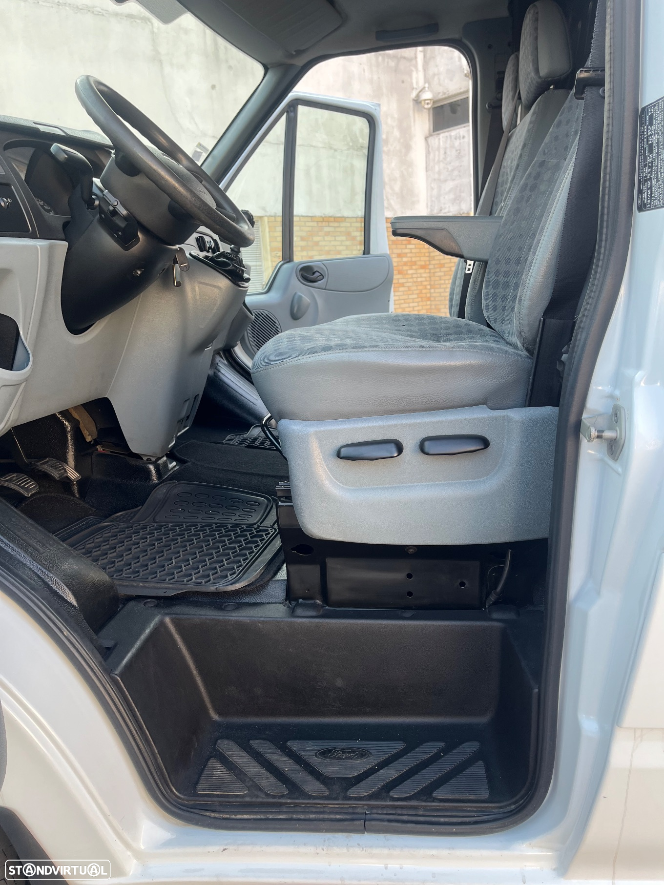 Ford TRANSIT/330L - 21