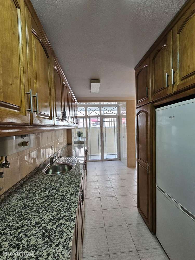 Excelente T3 em Famões | Odivelas — Luminoso, Com Muito Potencial - Grande imagem: 2/31