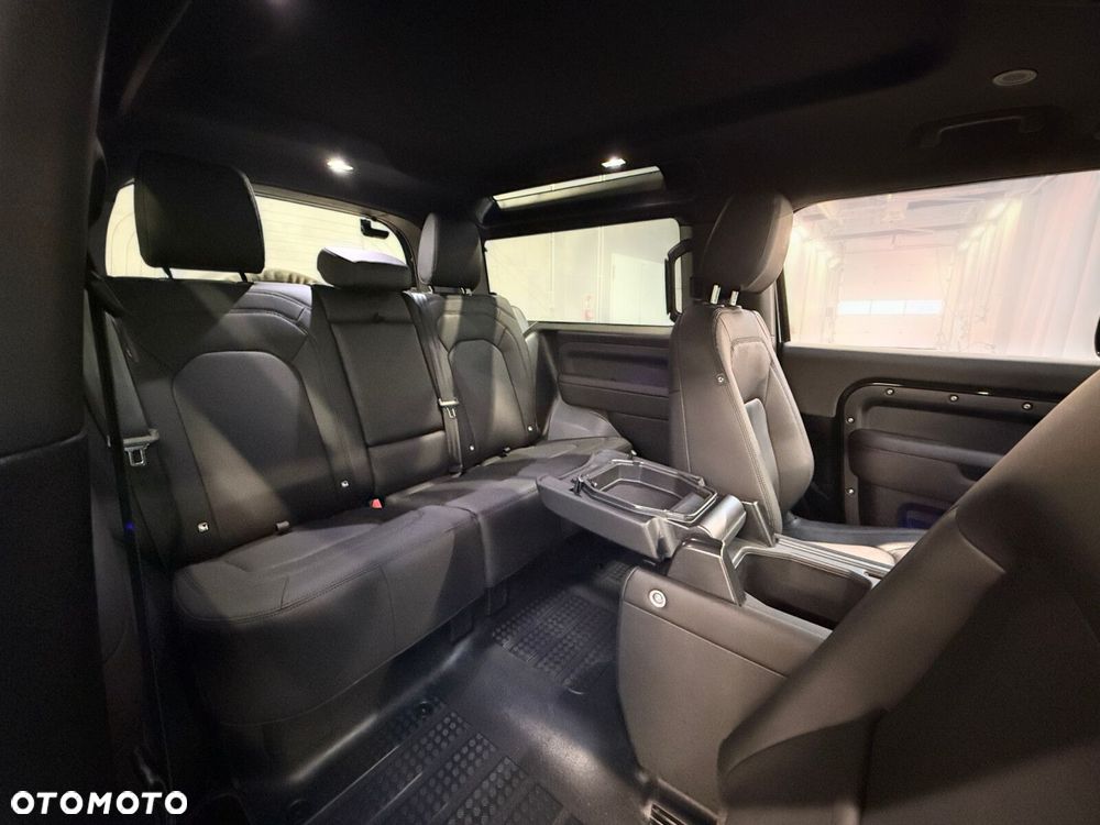 Land Rover Defender - 25