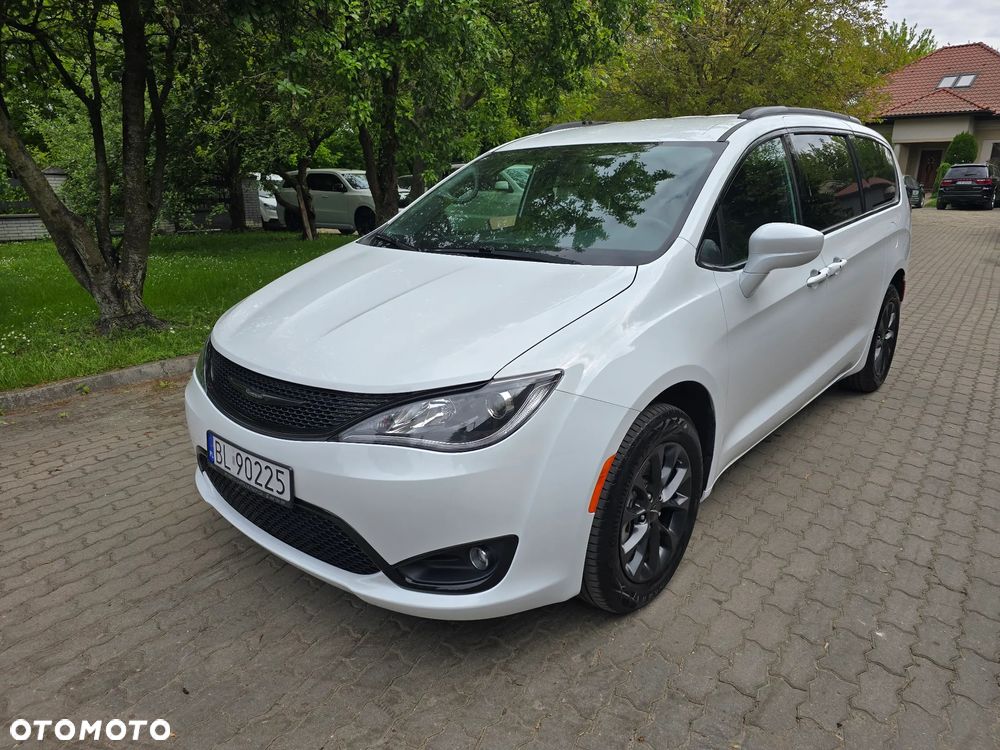 Chrysler Pacifica - 1