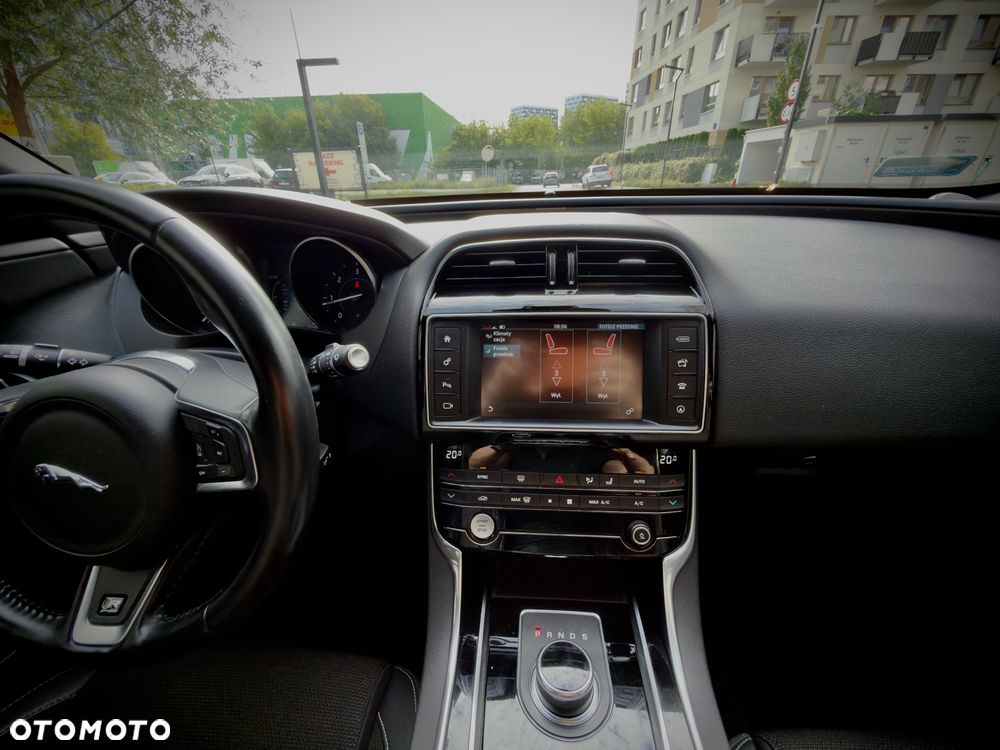 Jaguar XE 2.0 D R-Sport - 27