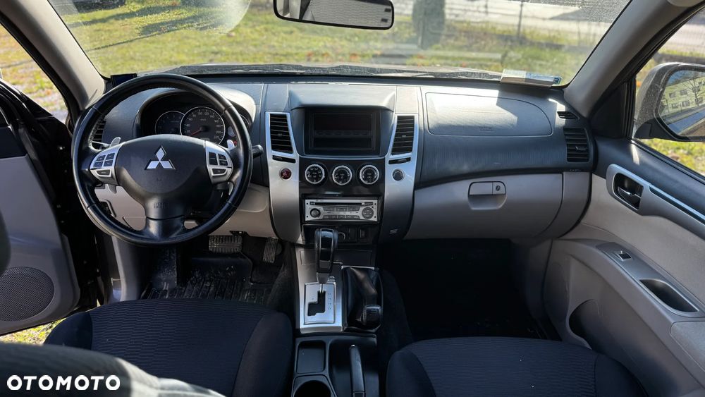Mitsubishi Pajero Sport 2.5 DID Intense + - 11