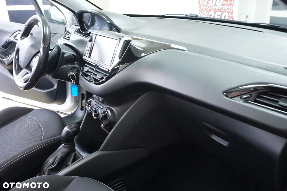 Peugeot 208 - 15