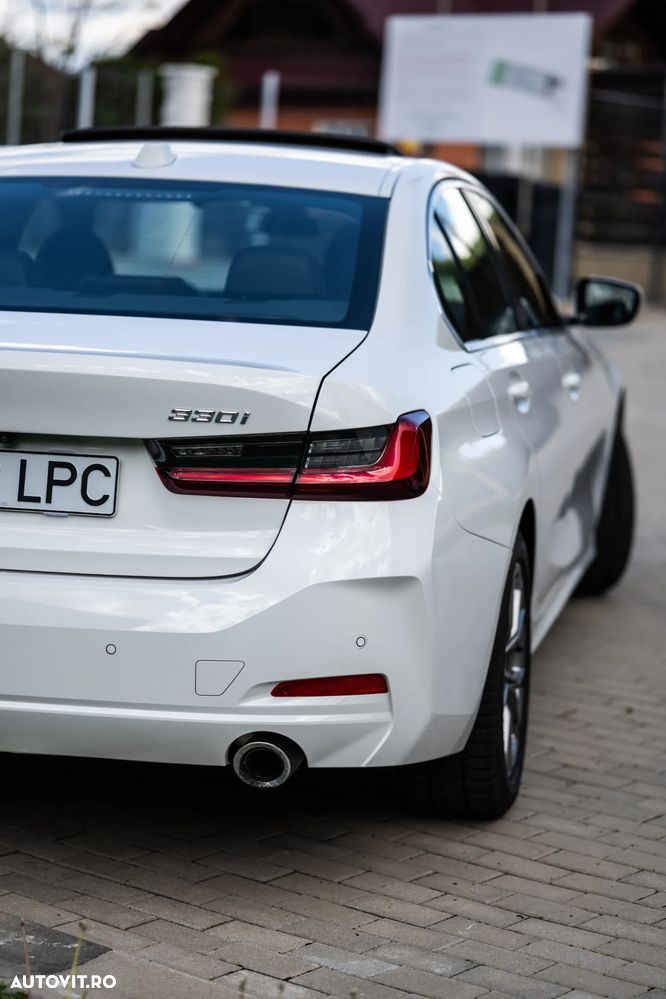 BMW Seria 3 330i Aut. Luxury Line - 17