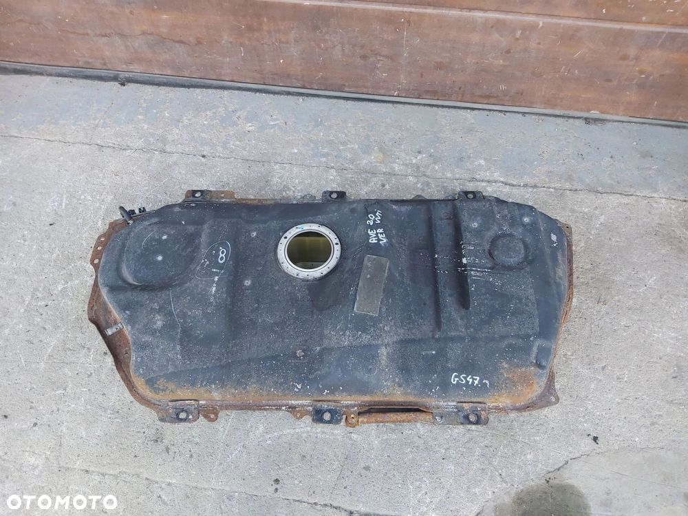 Avensis Verso 01-06r zbiornik bak paliwa 2,0 vvti - 1
