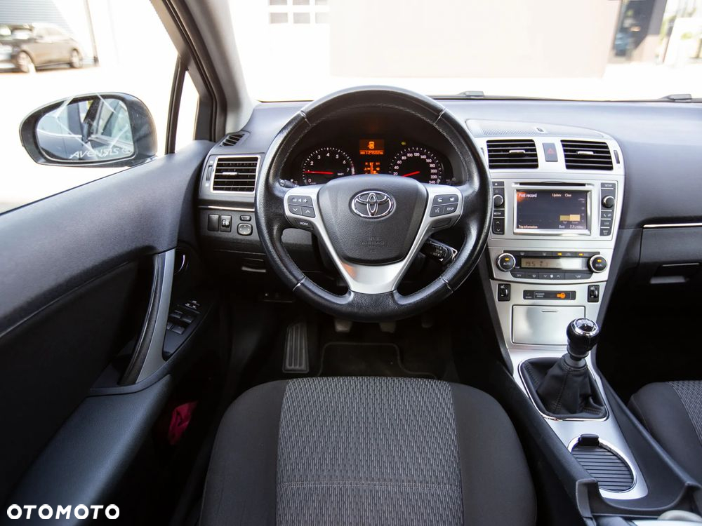 Toyota Avensis 1.6 Premium - 18