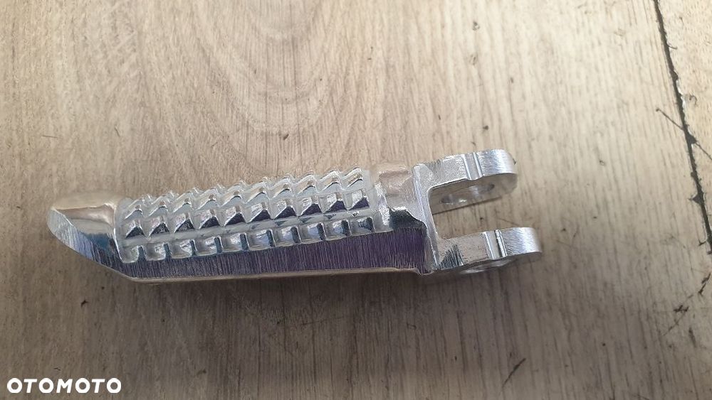 Podnóżek pasażera Suzuki GSX-R750 RF600 RG125 RGV250  43621-32C00 - 4