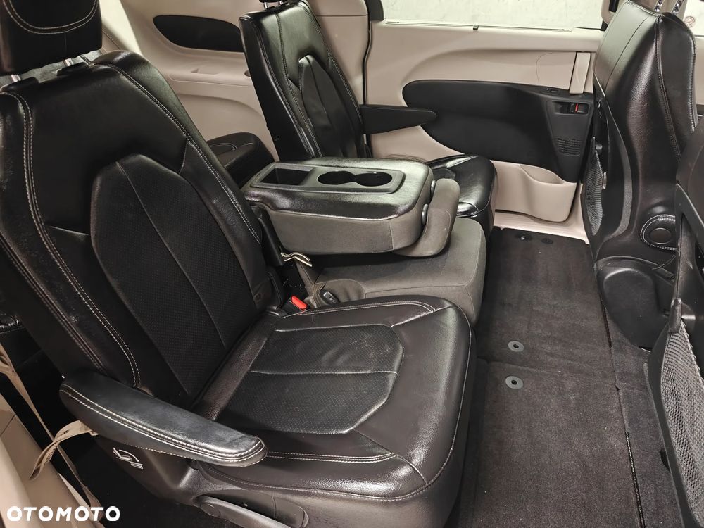 Chrysler Pacifica - 12