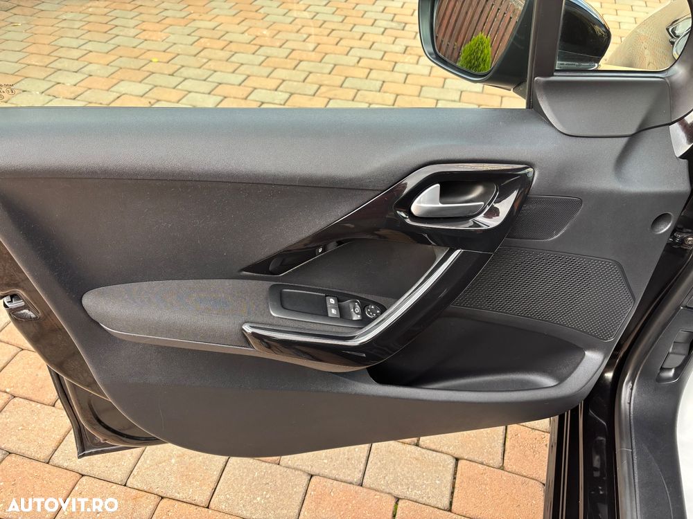 Peugeot 208 1.2 L PureTech Allure - 21