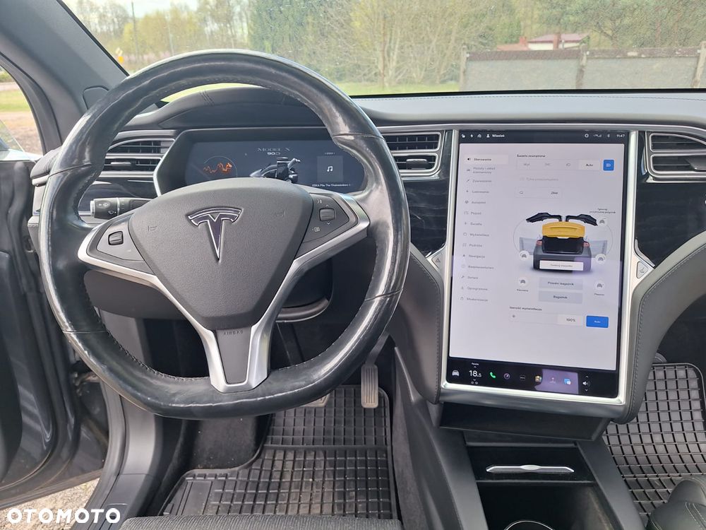 Tesla Model X - 17