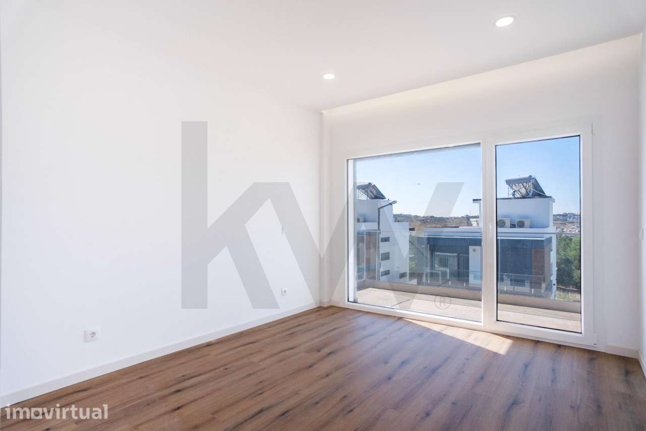 Moradia T4  com Piscina e Jardim em Vialonga - Grande imagem: 4/60