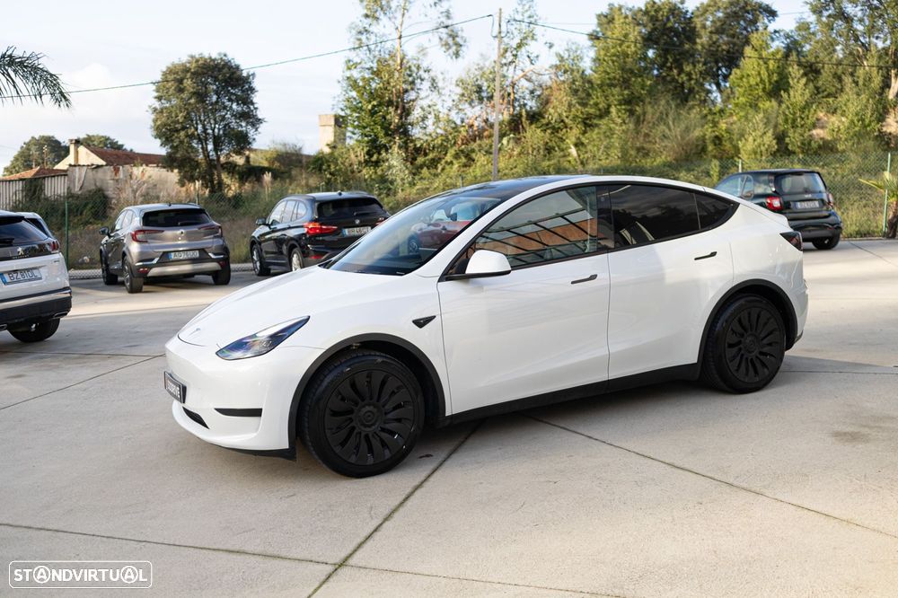 Tesla Model Y Standard RWD - 24
