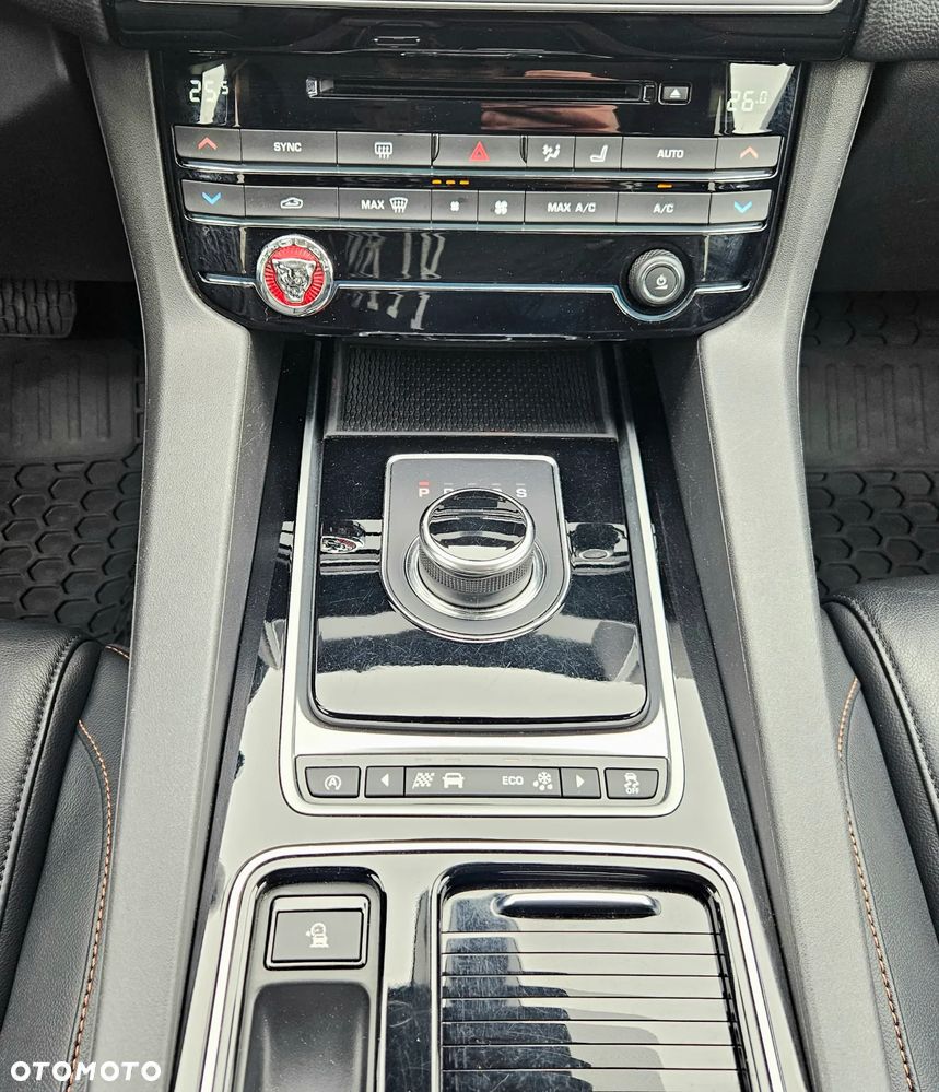Jaguar F-Pace 20d AWD Prestige - 25