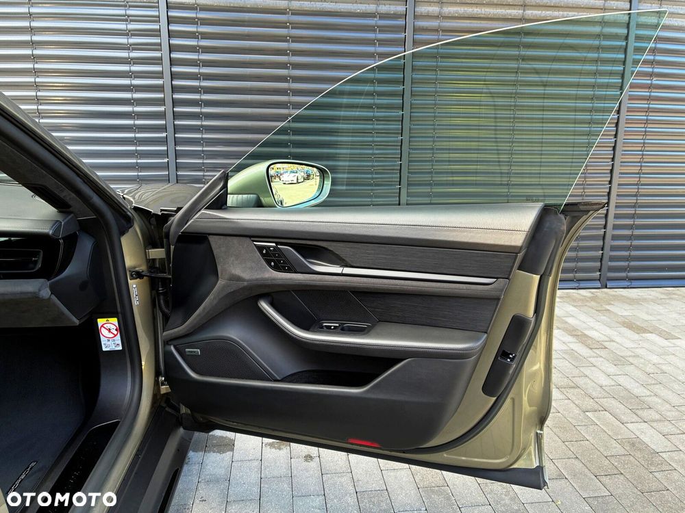 Porsche Taycan - 36